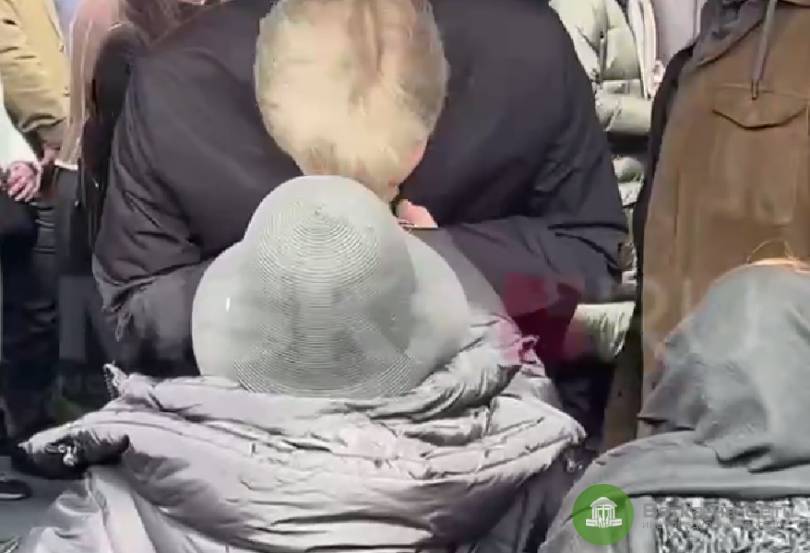 «Я очень рад вас видеть»: Песков поцеловал руку Пугачевой на похоронах Юдашкина