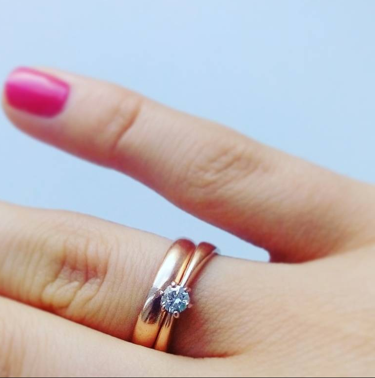 Что означают два кольца на безымянном пальце женщины: подаем и принимаем сигналы - Новости Кирова и Кировской области