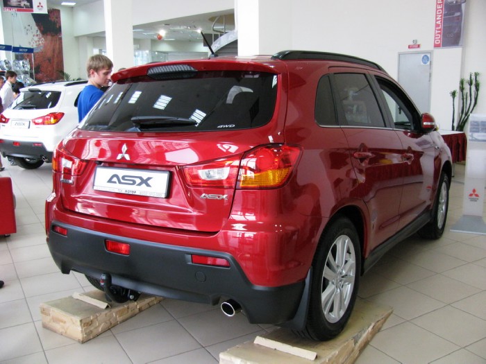 Mitsubishi Outlander 2010 сзади