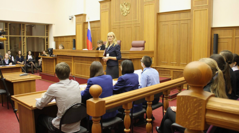 судебное заседание в зале суда